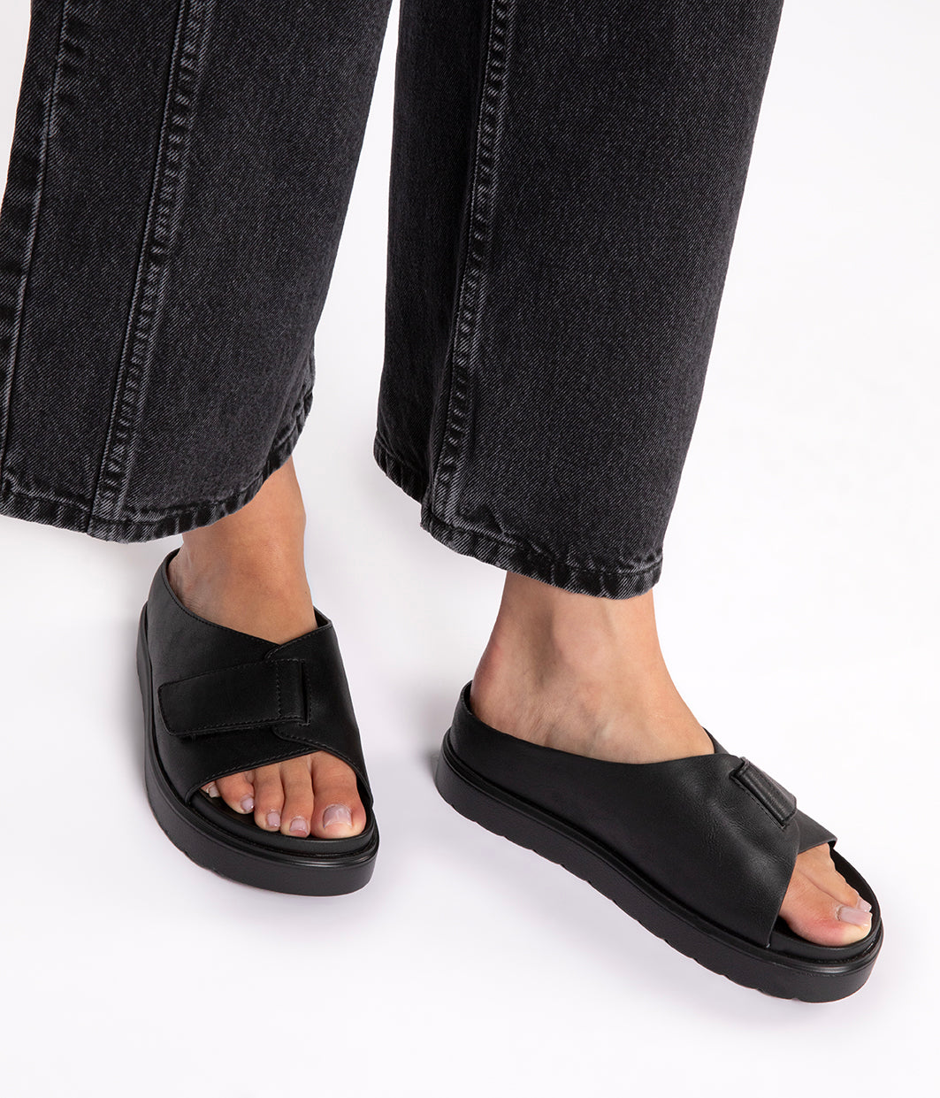 MATT & NAT IDAH WOMENS VEGAN LEATHER ADJUSTABLE SLIDE WITH SMALL WEDGE