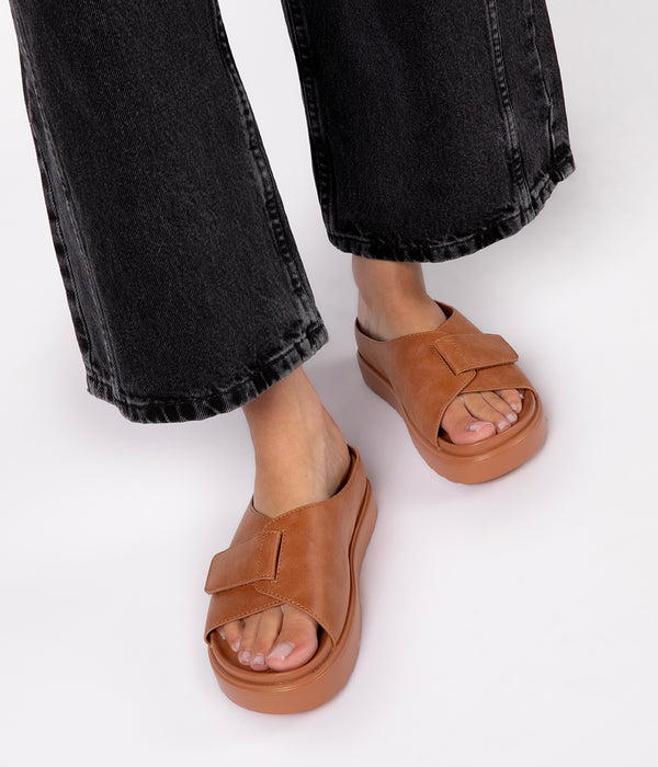 MATT & NAT IDAH WOMENS VEGAN LEATHER ADJUSTABLE SLIDE WITH SMALL WEDGE